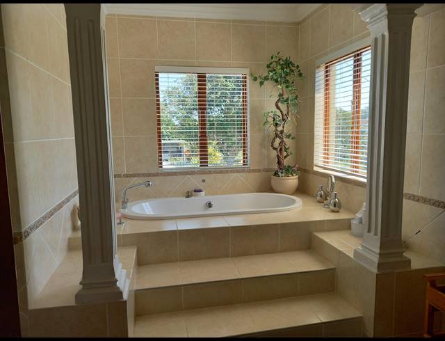9 BEDROOM HOUSE FOR SALE IN UMTENTWENI